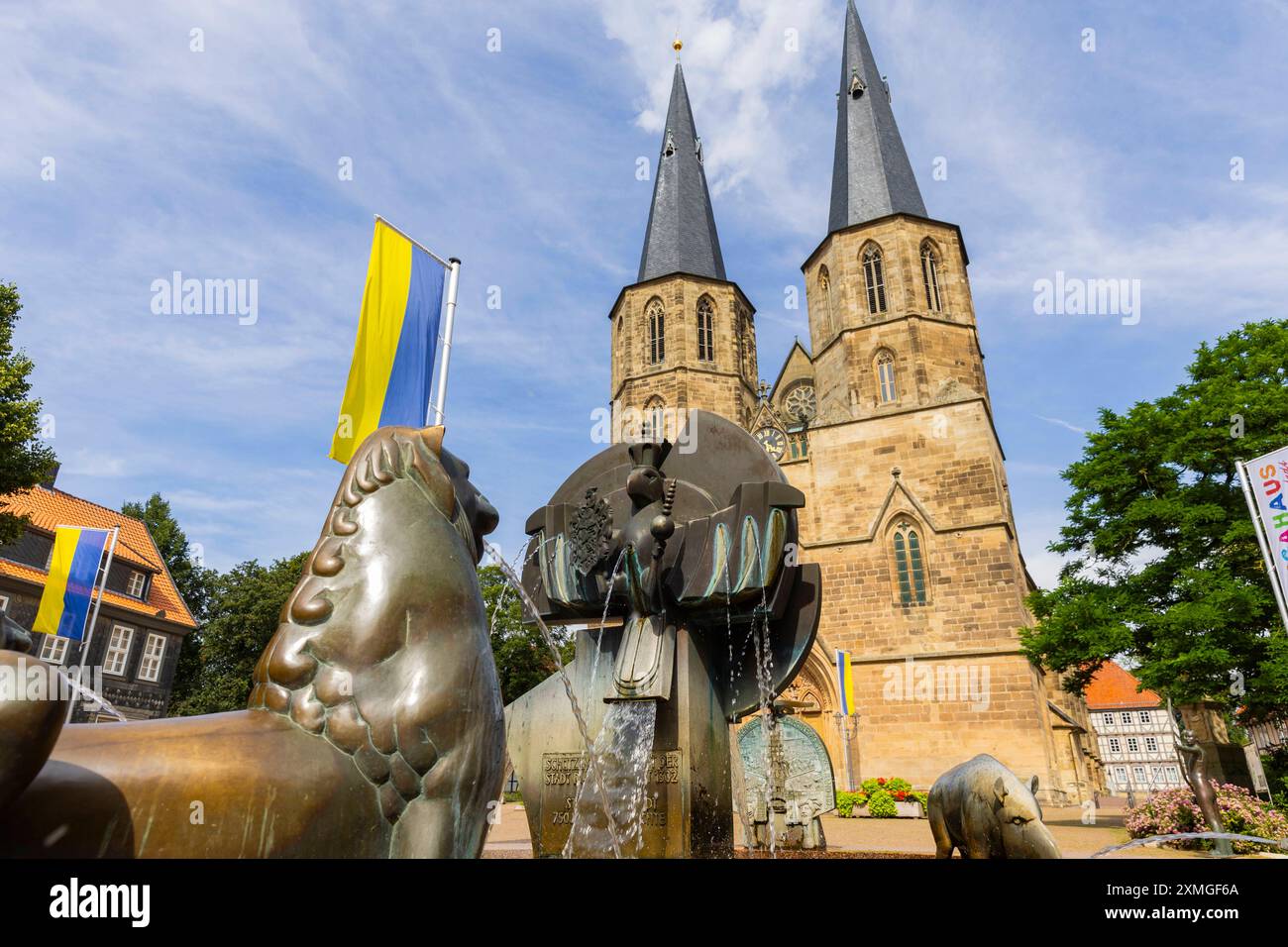 Duderstadt die römisch-katholische Basilika St. Cyriakus ist eine Pfarrkirche in der Stadt Duderstadt im Landkreis Göttingen von Niedersachsen. Sie gilt als Hauptkirche der Stadt und des Untereichsfelds. In der Stadt wird sie auch Oberkirche und in der Region Eichsfelder Dom genannt. Im Vordergrund der Schützenbrunnen. Duderstadt Niedersachsen Deutschland *** Duderstadt die römisch-katholische Basilika St. Kyriakus ist eine Pfarrkirche in der Stadt Duderstadt im Niedersächsischen Landkreis Göttingen. Sie gilt als Hauptkirche der Stadt und des Gebiets NiederEichsfeld in der Stadt ist sie al Stockfoto