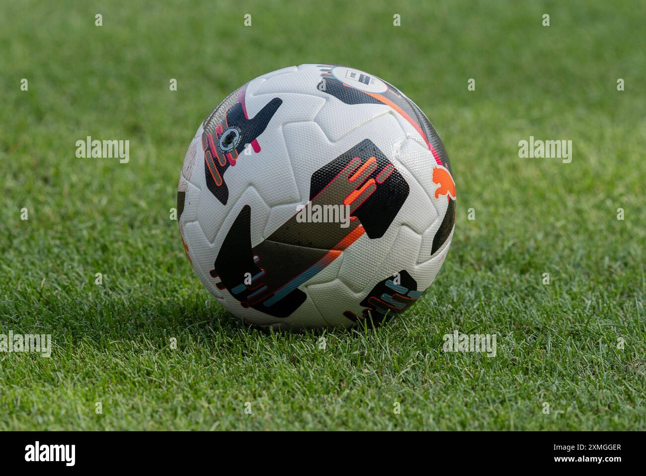 New York, New York, USA. Juli 2024. Ball von Puma während des Freundschaftsspiels zwischen Manchester City und AC Milan im Yankee Stadium in New York. Der AC Milan gewann mit 3:2. Es war die zweite Niederlage gegen Manchester City während einer Vorsaison-Tour durch die USA, nachdem sie drei Tage zuvor gegen Celtic verloren hatte. Dieses Spiel war Teil der Soccer Champions Tour, die von DirecTV gesponsert wurde. (Kreditbild: © Lev Radin/Pacific Press via ZUMA Press Wire) NUR REDAKTIONELLE VERWENDUNG! Nicht für kommerzielle ZWECKE! Stockfoto
