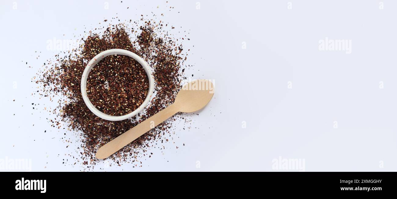 Obsttee auf weißem Hintergrund. Blick von oben auf Tee in weißen Gerichten. Tee-Zusammensetzung. Zutaten für ein heißes Getränk, Nahaufnahme. Früchtetee Stockfoto