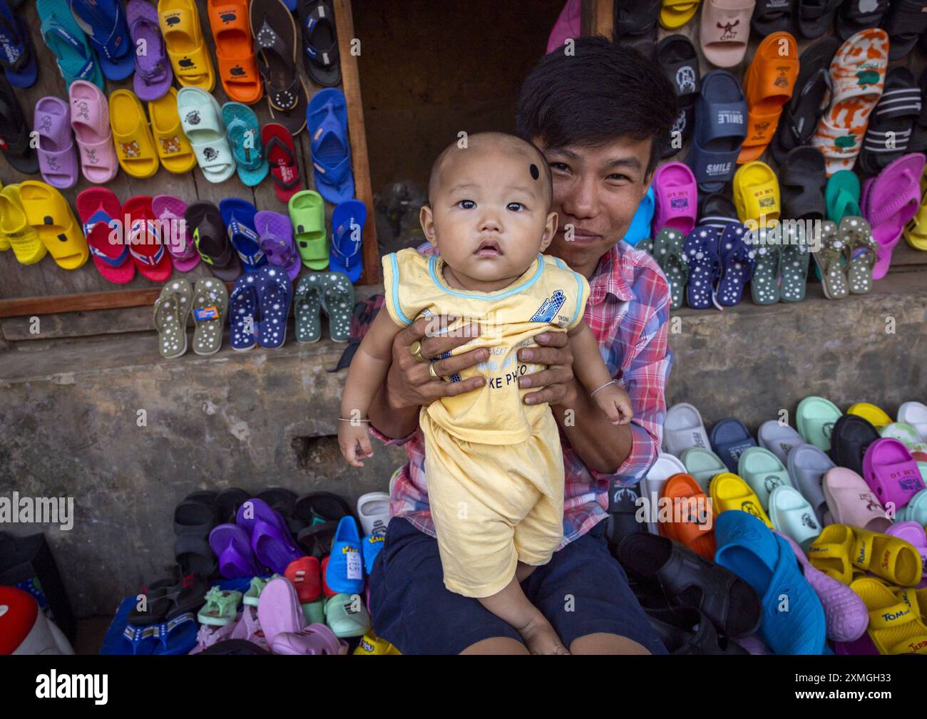 Vater mit seinem kleinen Sohn auf dem Chakma Stammesmarkt, Chittagong Division, Rangamati Sadar, Bangladesch Stockfoto