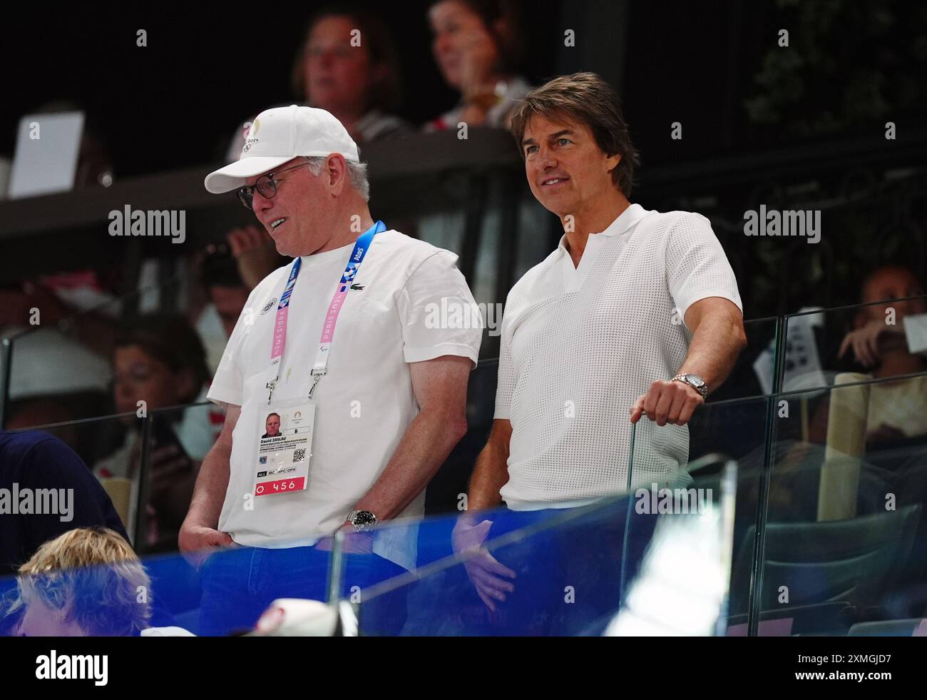 Tom Cruise mit David Zaslav, der die künstlerische Gymnastik in der Bercy Arena am zweiten Tag der Olympischen Spiele 2024 in Frankreich beobachtet. Bilddatum: Sonntag, 28. Juli 2024. Stockfoto