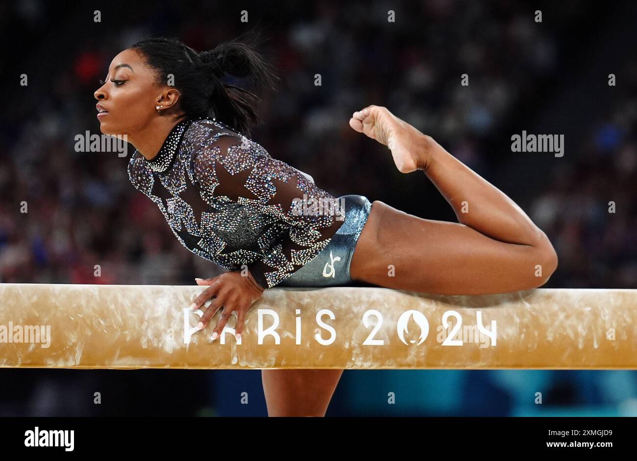 Simone Biles auf dem Balance Beam der USA während der Kunstturnen, der Frauenqualifikation in der Bercy Arena, am zweiten Tag der Olympischen Spiele 2024 in Paris. Bilddatum: Sonntag, 28. Juli 2024. Stockfoto