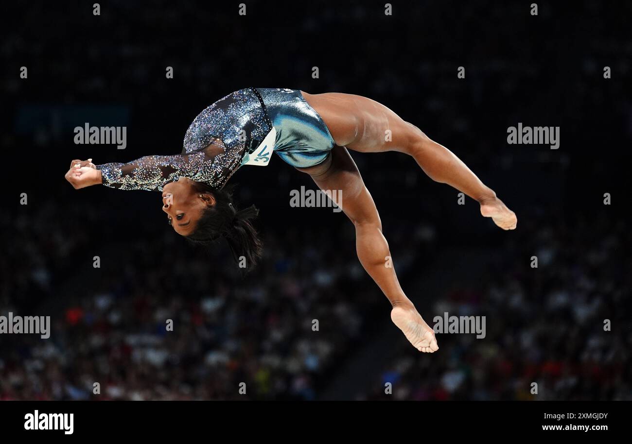 Simone Biles auf dem Balance Beam der USA während der Kunstturnen, der Frauenqualifikation in der Bercy Arena, am zweiten Tag der Olympischen Spiele 2024 in Paris. Bilddatum: Sonntag, 28. Juli 2024. Stockfoto