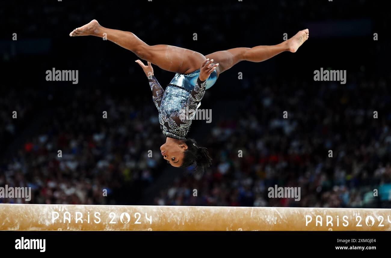 Simone Biles auf dem Balance Beam der USA während der Kunstturnen, der Frauenqualifikation in der Bercy Arena, am zweiten Tag der Olympischen Spiele 2024 in Paris. Bilddatum: Sonntag, 28. Juli 2024. Stockfoto