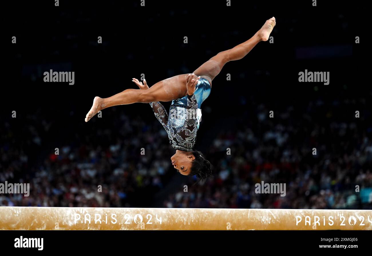 Simone Biles auf dem Balance Beam der USA während der Kunstturnen, der Frauenqualifikation in der Bercy Arena, am zweiten Tag der Olympischen Spiele 2024 in Paris. Bilddatum: Sonntag, 28. Juli 2024. Stockfoto