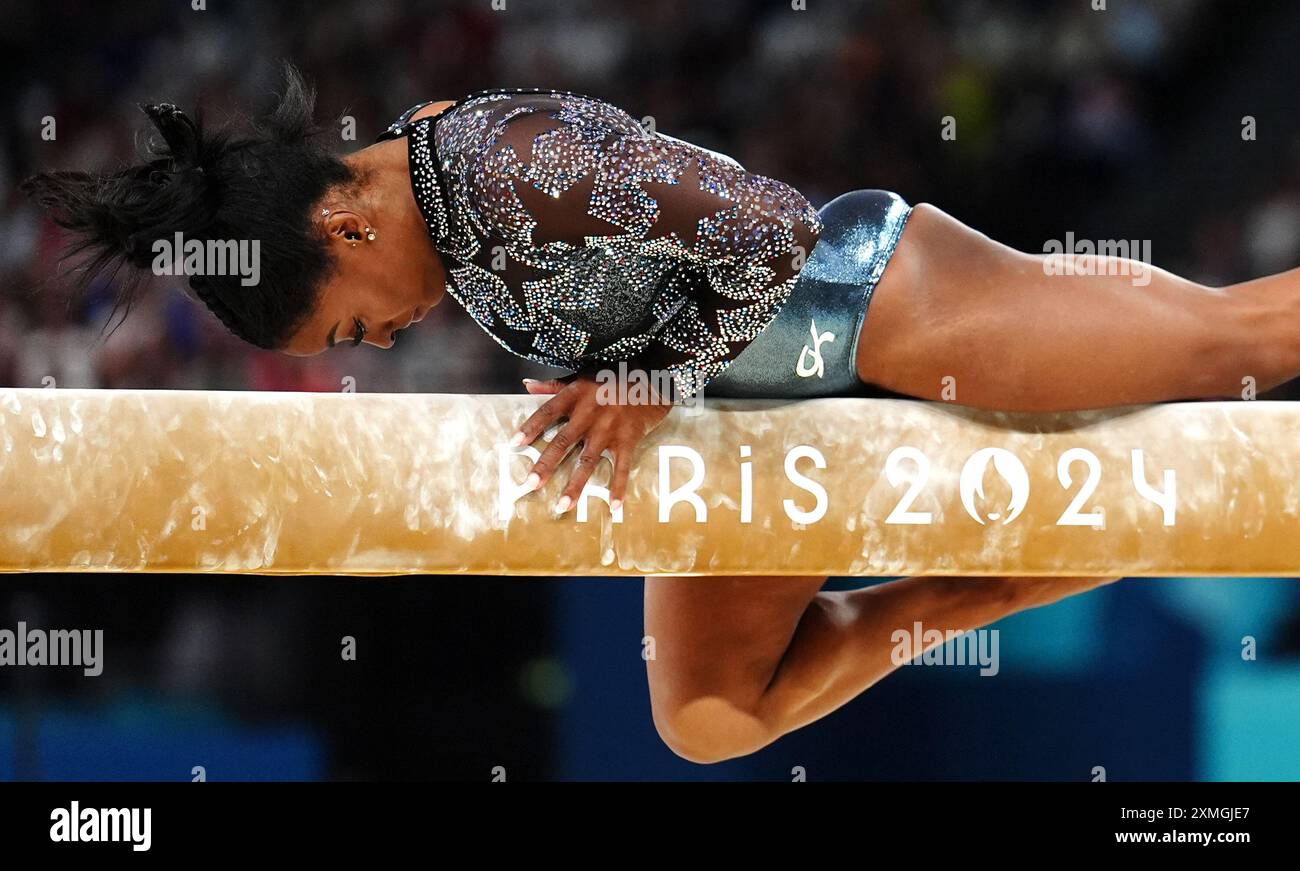 Simone Biles auf dem Balance Beam der USA während der Kunstturnen, der Frauenqualifikation in der Bercy Arena, am zweiten Tag der Olympischen Spiele 2024 in Paris. Bilddatum: Sonntag, 28. Juli 2024. Stockfoto