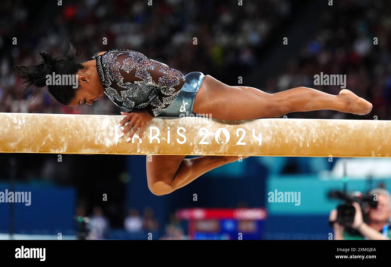 Simone Biles auf dem Balance Beam der USA während der Kunstturnen, der Frauenqualifikation in der Bercy Arena, am zweiten Tag der Olympischen Spiele 2024 in Paris. Bilddatum: Sonntag, 28. Juli 2024. Stockfoto