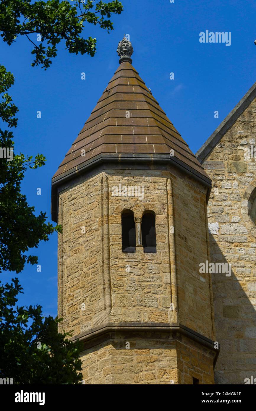 Kaiserpfalz Goslar die Kaiserpfalz Goslar umfasst ein Areal von etwa 340 mal 180 Metern, gelegen am Fuß des Rammelsbergs im Süden der Stadt Goslar, auf dem sich im Wesentlichen das Kaiserhaus, das ehemalige Kollegiatstift St. Simon und Judas, die Pfalzkapelle St. Ulrich und die Liebfrauenkirche befinden bzw. Befanden. Die zwischen 1040 und 1050 unter Heinrich III. Errichtete Kaiserpfalz ist ein einzigartiges Denkmal weltlicher Baukunst. Über 200 Jahre wurde hier auf zahlreichen Reichs- und Hoftagen deutsche und europäische Geschichte geschrieben. Rückseite der Ulrichskapelle Goslar Niedersachse Stockfoto