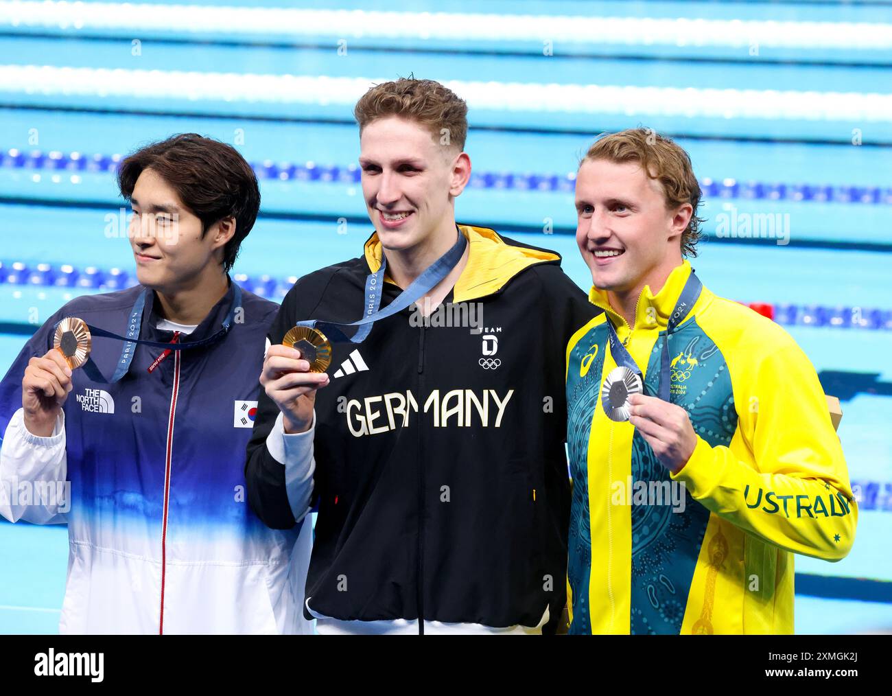 Paris, Frankreich. Juli 2024. Olympische Spiele in Paris: 400-Meter-Freistil-Schwimmen-Finale der Herren: Lukas Maertens aus Deutschland mit seiner Goldmedaille in der 400-Meter-Freistil-Herrenfreistil. Links ist Kim Woomin aus Korea, der Bronzemedaillengewinner und rechts Samuel Short von Australien, der Silbermedaillengewinner. Quelle: Adam Stoltman/Alamy Live News Stockfoto