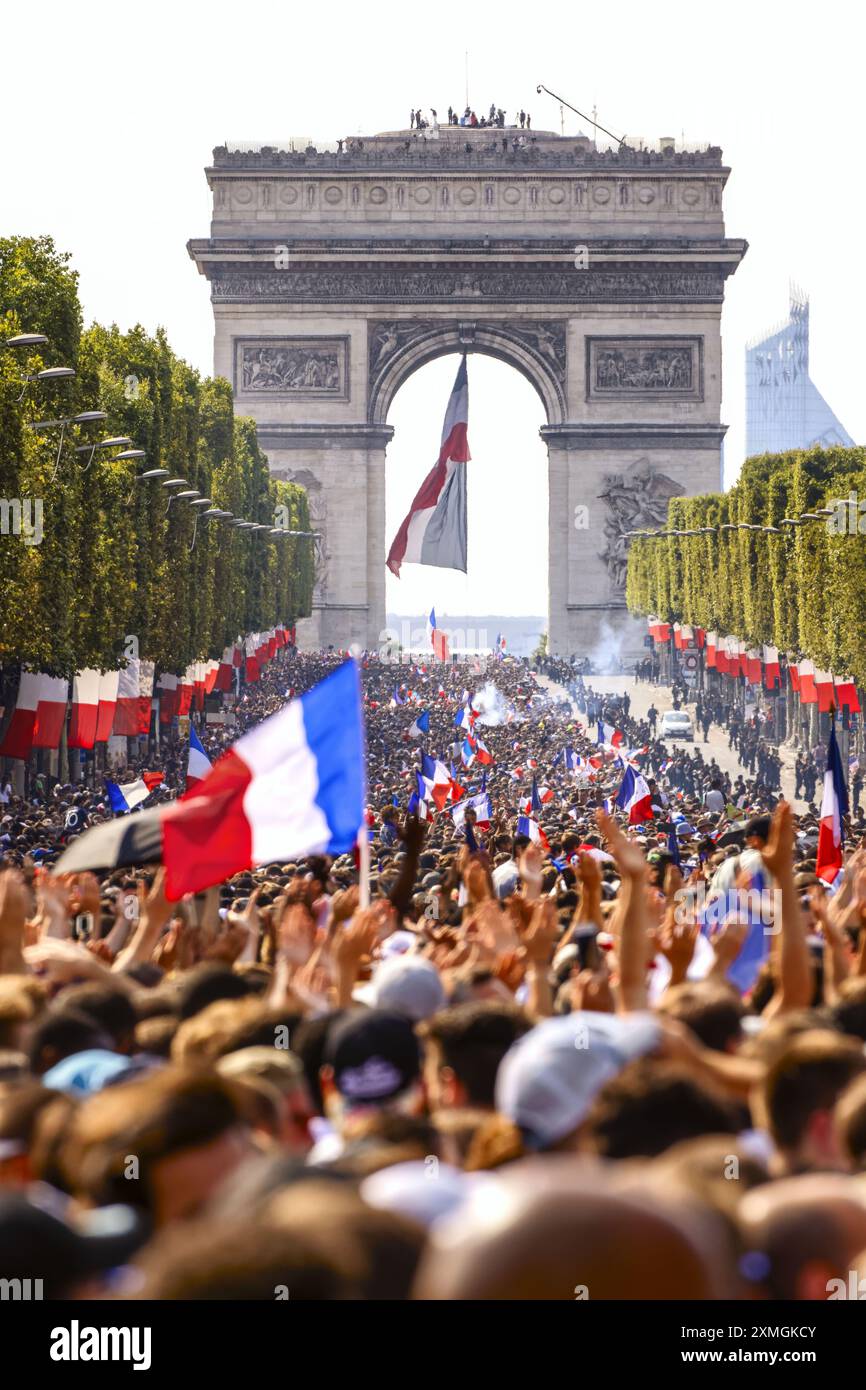 FRANKREICH. PARIS (75) 8. BEZIRK. FRANZÖSISCHE FUSSBALLMANNSCHAFT AUF DER AVENUE DES CHAMPS-ELYSEES AM 16. JULI 2018 NACH IHREM SIEG BEI DER FUSSBALL-WELTMEISTERSCHAFT 2018 IN Stockfoto