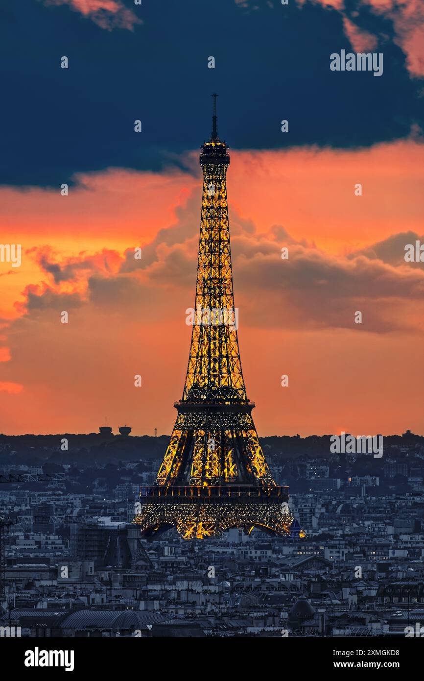 FRANKREICH. PARIS (75) DER EIFFELTURM IN DER ABENDDÄMMERUNG Stockfoto