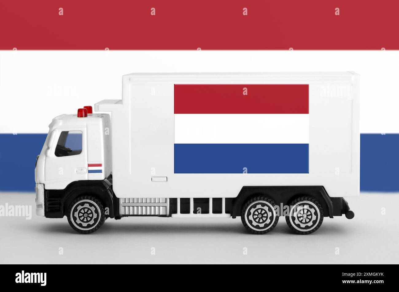 Die Flagge der Niederlande ist auf der Seitenwand des weißen Lieferwagens in Nahaufnahme abgebildet. Versandkonzept und lokales Lieferkonzept Stockfoto