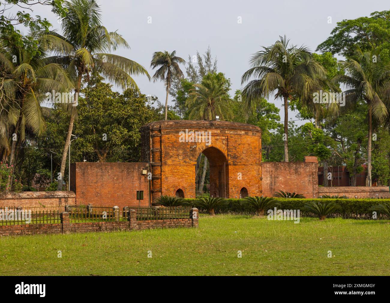 Sechzig Kuppelmoschee oder Gunbad Masjid, Khulna Division, Bagerhat, Bangladesch Stockfoto