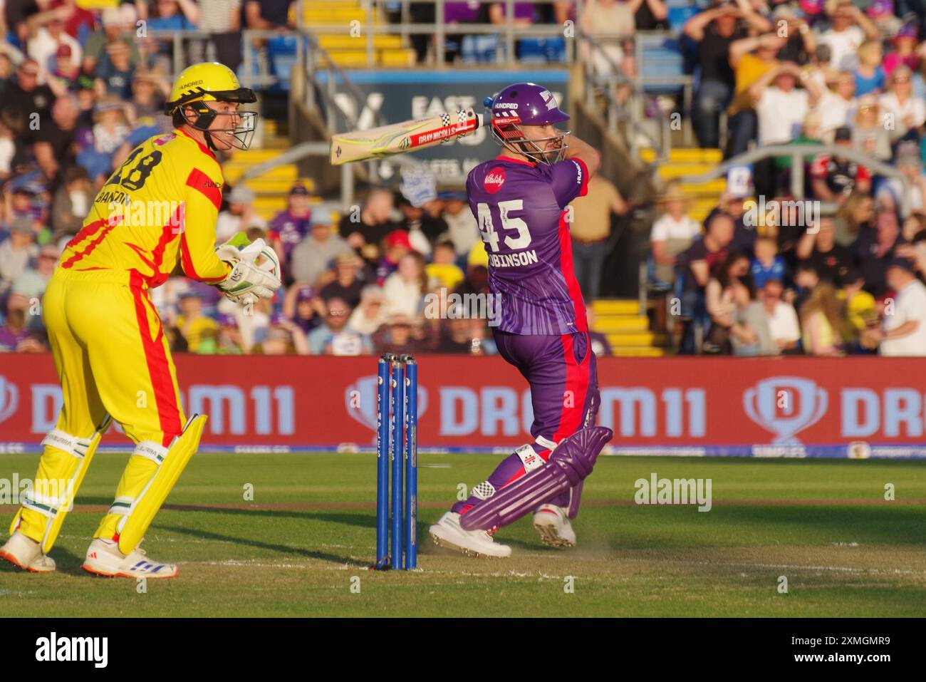 Leeds, 26. Juli 2024. Ollie Robinson schlägt für Northern Superchargers Männer gegen Trent Rockets Männer in the Hundred in Headingley. Der Wicket-Hüter ist Tom Banton. Quelle: Colin Edwards Stockfoto