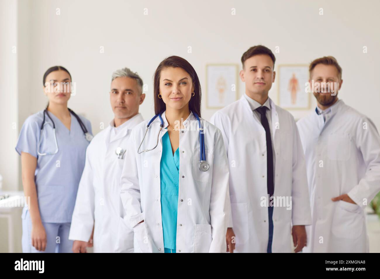 Porträt einer Gruppe schöner Ärzte am Arbeitsplatz Stockfoto