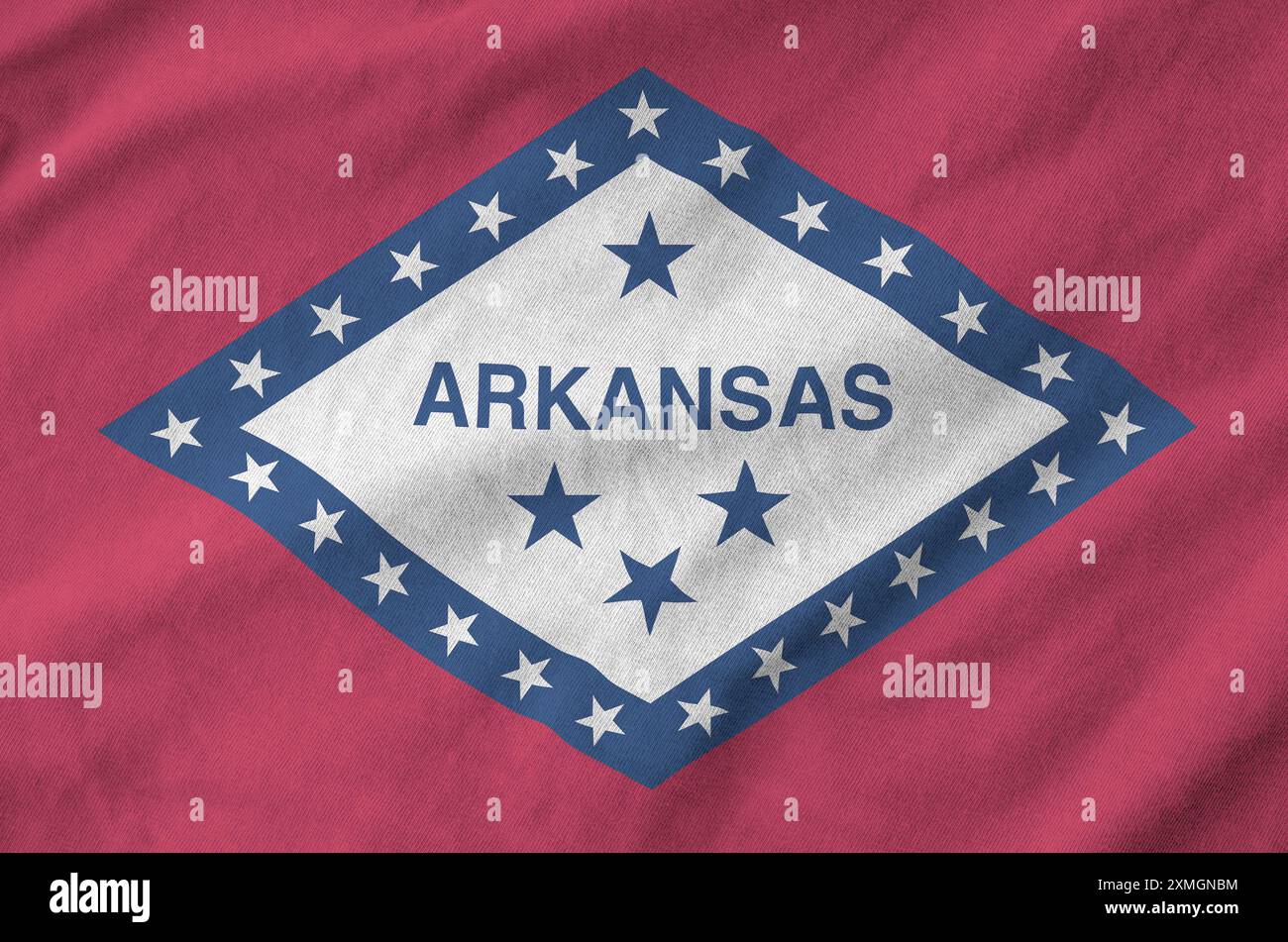 Arkansas US-Staatsflagge auf gefaltetem, gewelltem Stoff aus altem Tuch aus Nahaufnahme dargestellt Stockfoto
