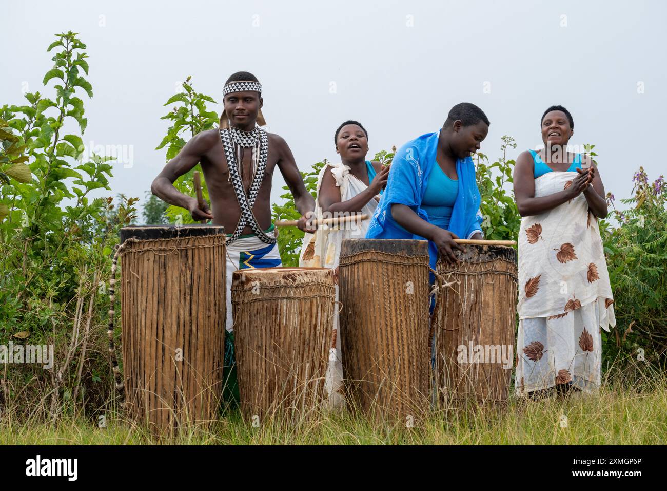 Ruanda, Virunga Lodge. Volcanoes Safaris Partnership Trust (VSPT) traditionelle kulturelle Musik-Demonstration. Stockfoto