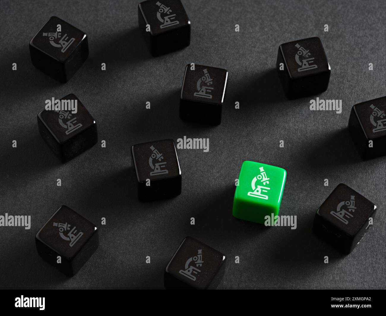 Erfolgreiche Experimentsergebnisse und vielversprechende Forschung. Entwicklung neuer Medikamente und wissenschaftlicher Durchbruch. Grüner Würfel, der sich von der Menge der Blac abhebt Stockfoto