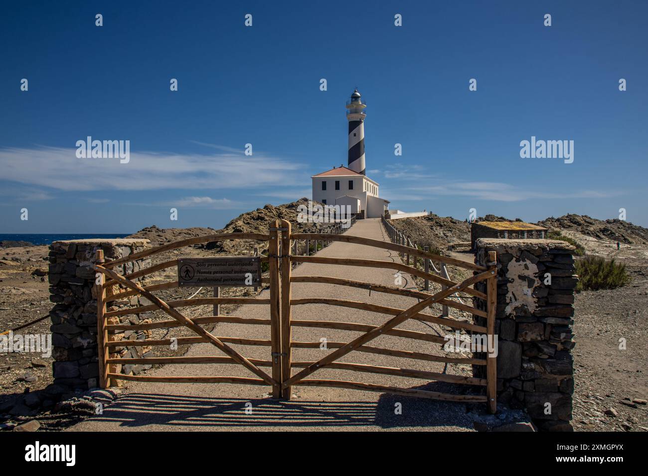 Impresionante fotografía del cabo de Favaritx. Captura el emblemático faro en un acantilado rocoso con el mar Mediterráneo de fondo. Menorca, España Stockfoto