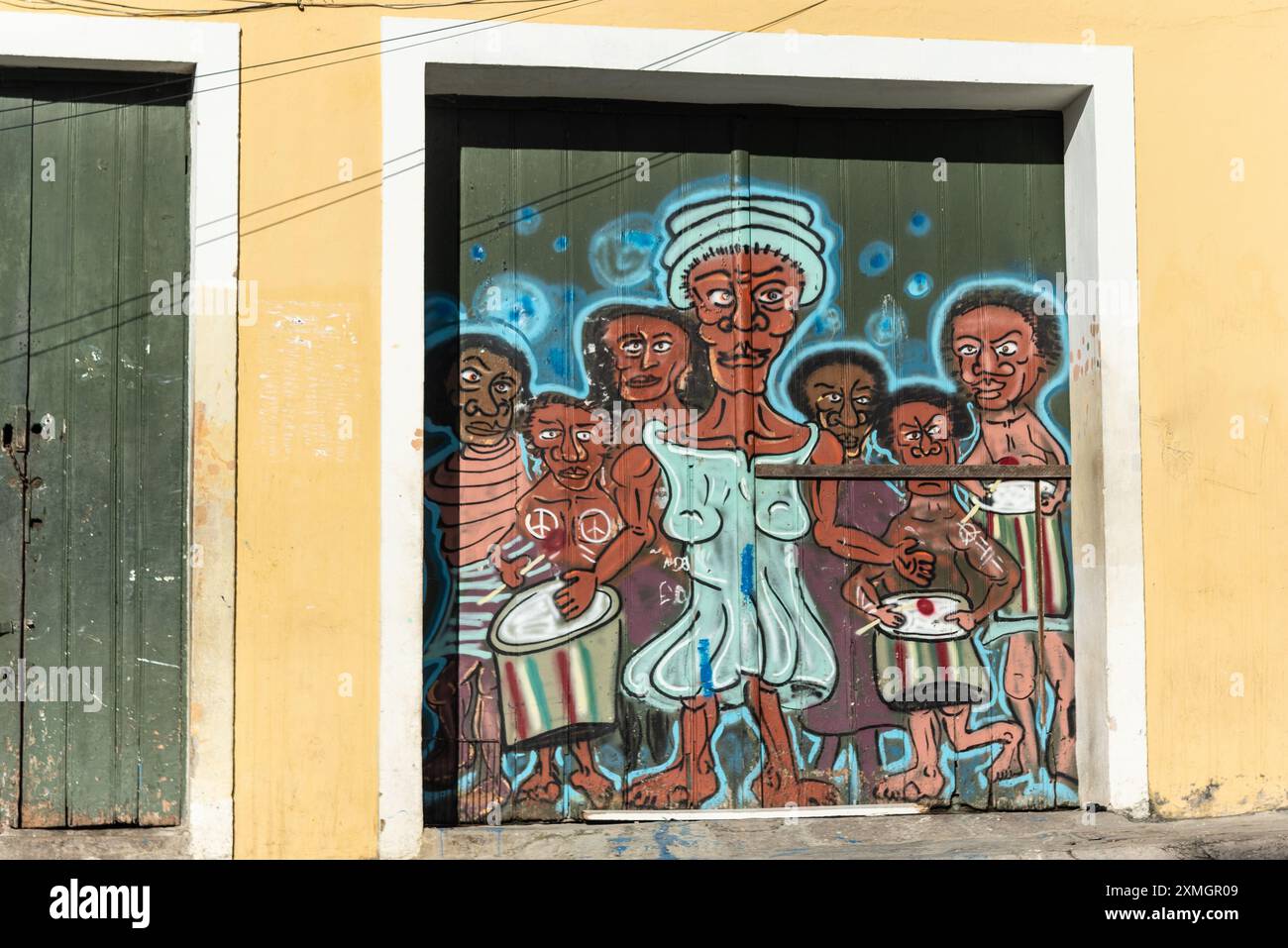 Salvador, Bahia, Brasilien - 27. Juli 2024: Graffiti an die Tür eines Hauses in Pelourinho in der Stadt Salvador, Bahia. Stockfoto