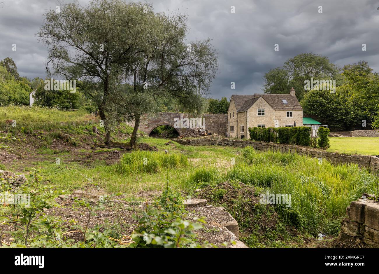 Daneway Wharf, Daneway Bridge und Wharf Cottage am Severn-Thames Canal, Sapperton, Gloucestershire, Vereinigtes Königreich Stockfoto