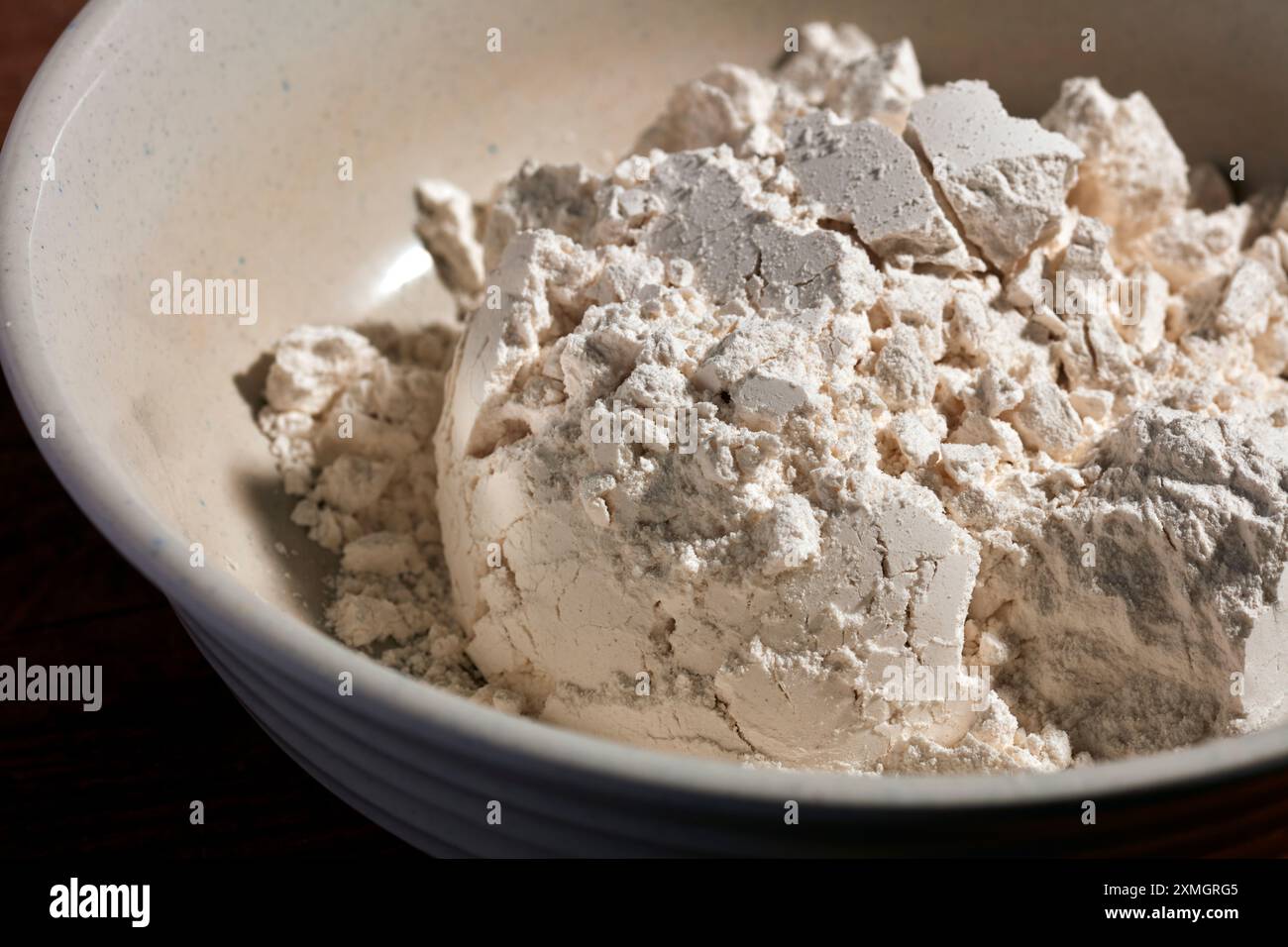 Eine Schüssel mit weißem Mehl Stockfoto