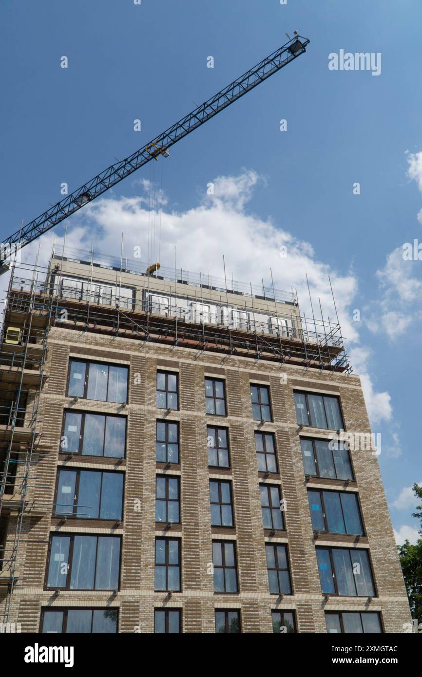 Im Clapham Park im Süden Londons wird ein großer Komplex aus vier siebenstöckigen Apartmentblöcken am South Circular gebaut. Die Entwicklung von Countryside Homes heißt Arora und umfasst einige „erschwingliche“ Wohnungen. Anna Watson/Alamy Stockfoto