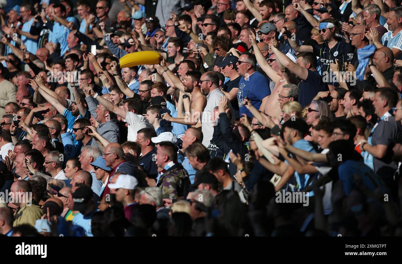 Die Fans von Manchester City feiern dort den Sieg der Premier League nach dem englischen Premier League-Spiel zwischen Brighton und Hove Albion und Manchester City am 12. Mai 2019 in Brighton, Großbritannien Stockfoto