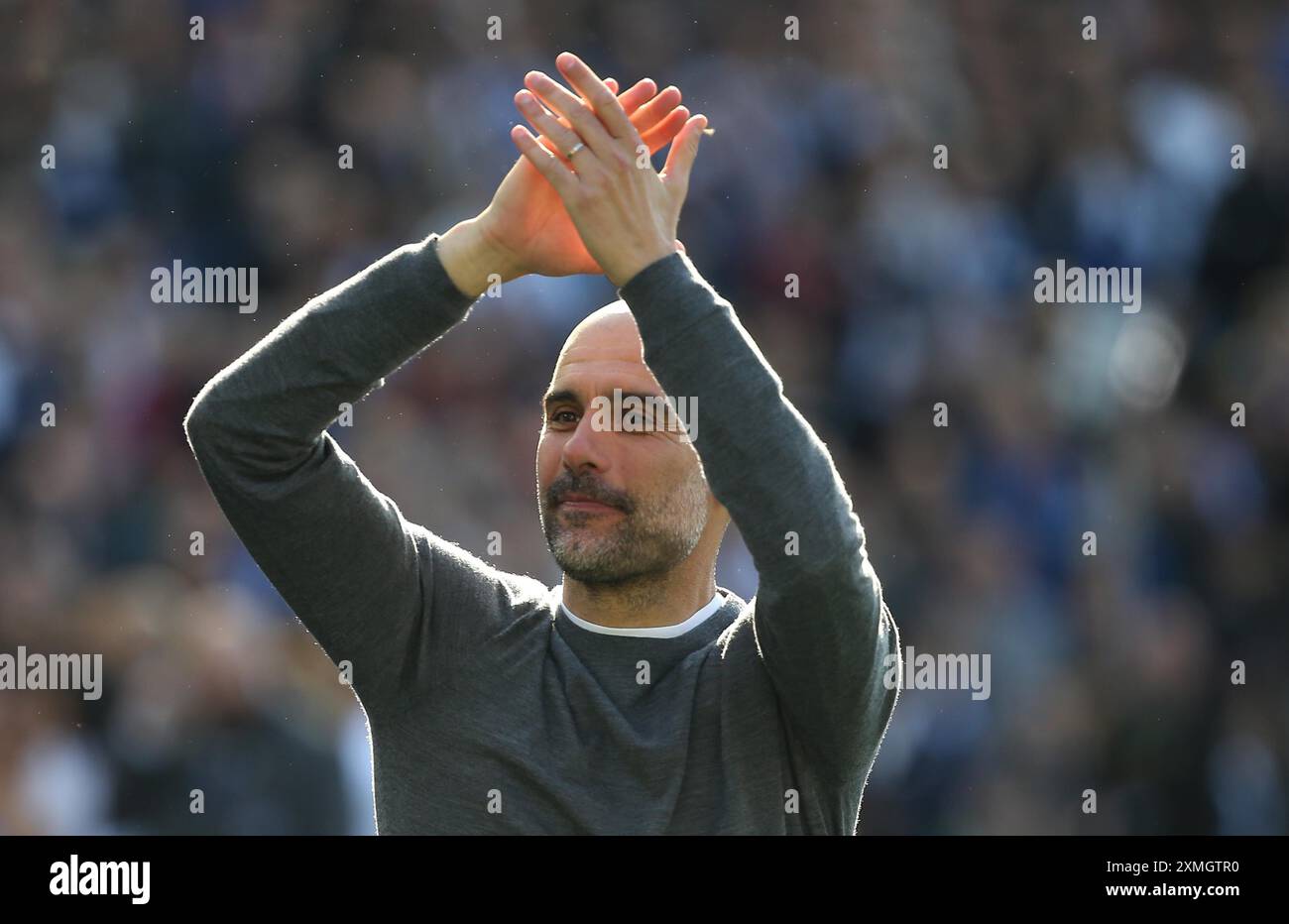 Manchester City Manager PEP Guardiola hebt den Pokal nach dem englischen Premier League Spiel zwischen Brighton und Hove Albion und Manchester City, Brighton, Großbritannien, am 12. Mai 2019 Stockfoto