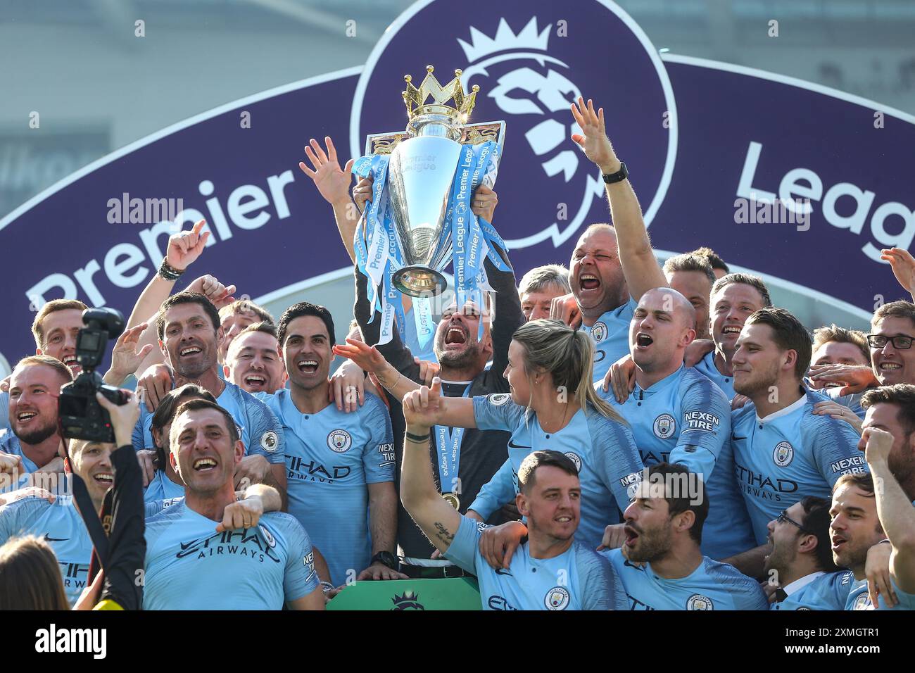 Manchester City Staff feiert den Gewinn der Premier League Trophäe nach dem englischen Premier League Spiel zwischen Brighton und Hove Albion und Manchester City am 12. Mai 2019 in Brighton, Großbritannien Stockfoto