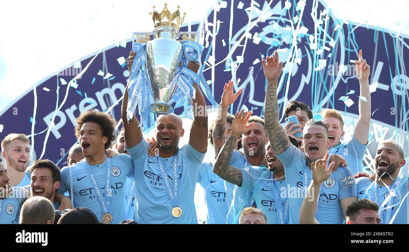 Die Spieler von Manchester City gewinnen die Trophäe der Premier League nach dem englischen Premier League-Spiel zwischen Brighton und Hove Albion und Manchester City am 12. Mai 2019 in Brighton, Großbritannien Stockfoto