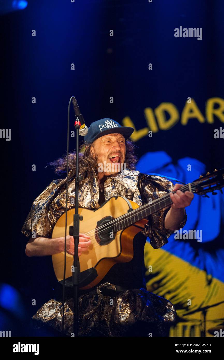 WOMAD Festival, Großbritannien, 27. Juli 2024. Gogol Bordello spielte die Hauptrolle auf der Open Air Stage im Charlton Park in Malmesbury, Wiltshire. Quelle: Francesca Moore/Alamy Live News Stockfoto