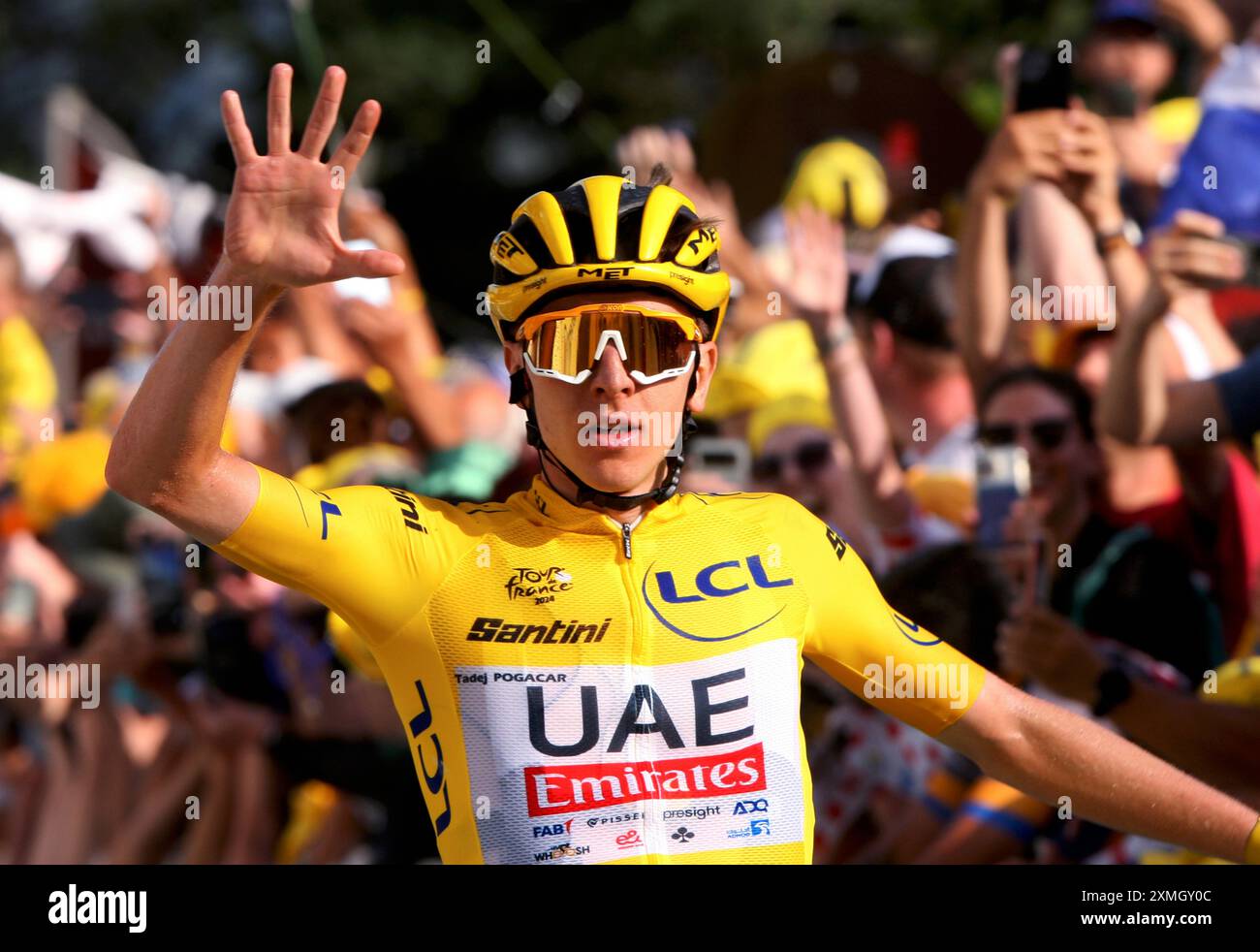 Tadej Pogacar gewinnt in der fünften Etappe so 5 Fingers Salute Cole de la Coulliole Tour de France 2024 Stockfoto