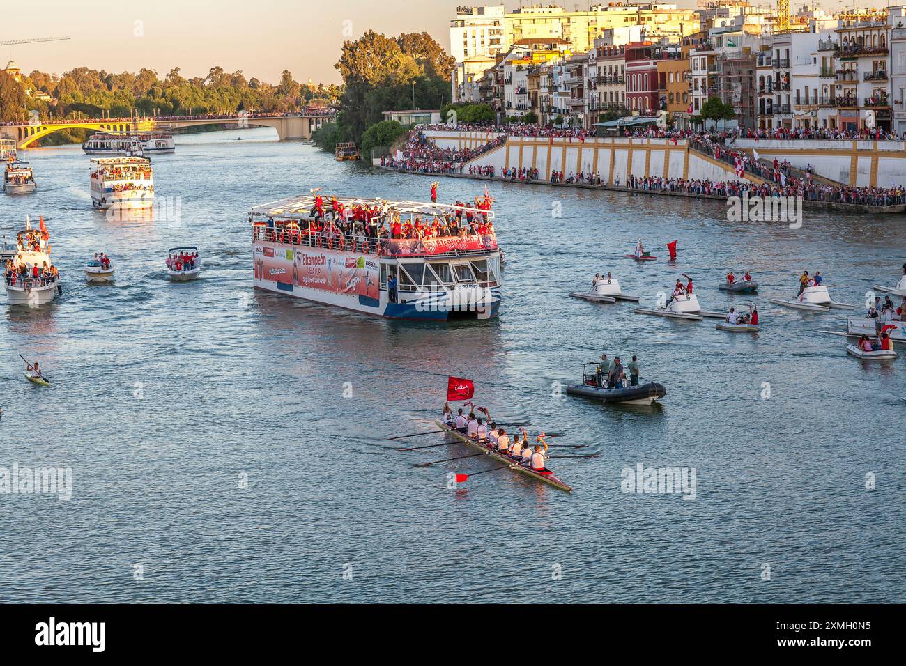 Die Spieler des Sevilla FC feiern ihren UEFA-Cup-Sieg 2007 auf einer Bootsfahrt auf dem malerischen Fluss Guadalquivir in Sevilla, Andalusien, Spanien. Stockfoto