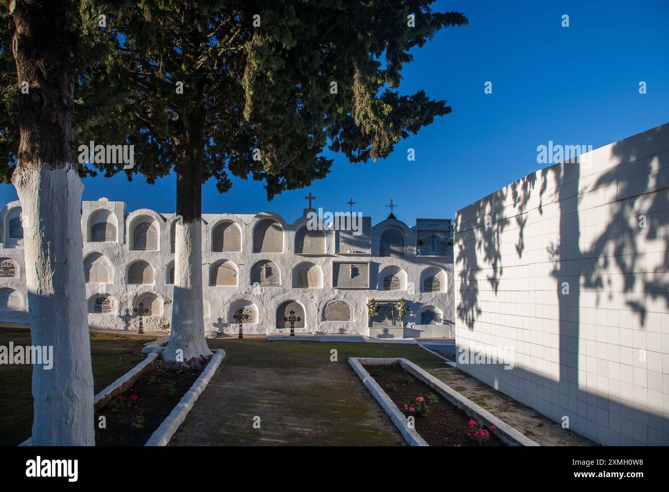 Blick auf den traditionellen katholischen Friedhof in Aznalcazar in der Provinz Sevilla in Andalusien, Spanien. Auf dem Friedhof befinden sich weiße Mausoleen A Stockfoto