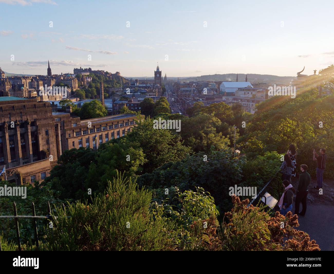 St. Andrews House, Hauptsitz der Scottisg-Regierung und der Stadt Edinburgh mit Balmoral Hotel Clock Tower, Hauptstadt Schottlands, 27. Juli 2024 Stockfoto St. Andrews House, Hauptsitz der Scottisg-Regierung und der Stadt Edinburgh mit Balmoral Hotel Clock Tower, Hauptstadt Schottlands, 27. Juli 2024 Stockfoto