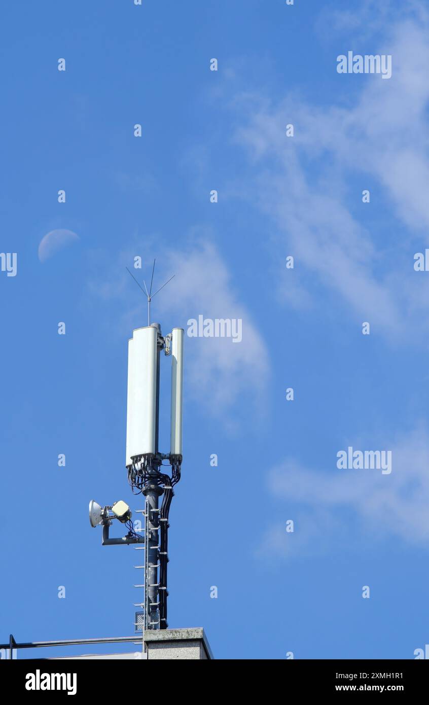 5 g Mobilfunk-Antennenempfänger auf dem Dach des Gebäudes, freier Kopierraum Stockfoto