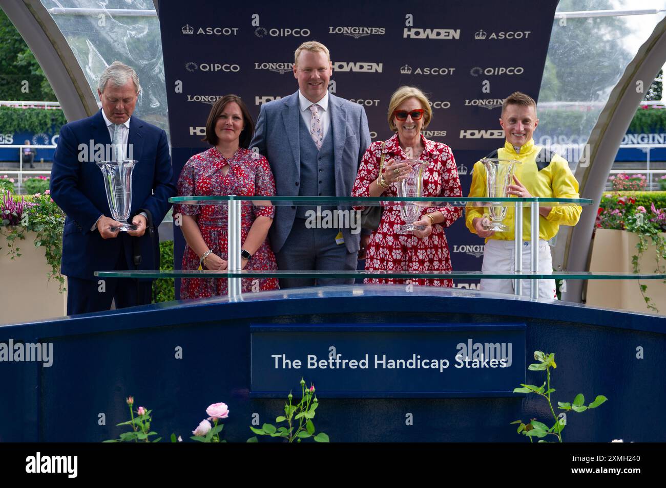 Ascot, Berkshire, Großbritannien. Juli 2024. Die Präsentation Der Gewinner. Pferd Elnajmm, geritten von Jockey Tom Marquand, gewinnt die Betfred Handicap Stakes beim QIPCO King George Day auf der Ascot Racecourse in Berkshire. Besitzer Scheich Ahmed Al Maktoum, Trainer William Haggis, Newmarket, Züchter Godolphin. Quelle: Maureen McLean/Alamy Live News Stockfoto