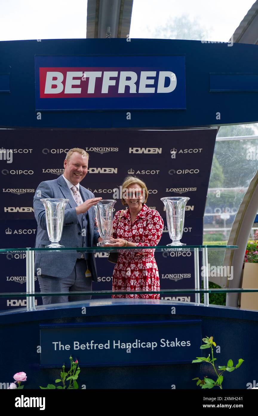 Ascot, Berkshire, Großbritannien. Juli 2024. Die Präsentation Der Gewinner. Pferd Elnajmm, geritten von Jockey Tom Marquand, gewinnt die Betfred Handicap Stakes beim QIPCO King George Day auf der Ascot Racecourse in Berkshire. Besitzer Scheich Ahmed Al Maktoum, Trainer William Haggis, Newmarket, Züchter Godolphin. Quelle: Maureen McLean/Alamy Live News Stockfoto