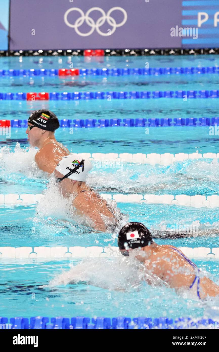 Paris, Frankreich. Juli 2024. Ruth Meilutyte von Team Litauen, links, zieht vor Tatiana Smith vom Team Südafrika und Satomi Suzuki vom Team Japan bei der 100 m Brustschlaghitze 4 der Frauen während der Olympischen Spiele 2024 in Paris, Frankreich am Sonntag, den 28. Juli 2024. Foto: Richard Ellis/UPI Credit: UPI/Alamy Live News Stockfoto