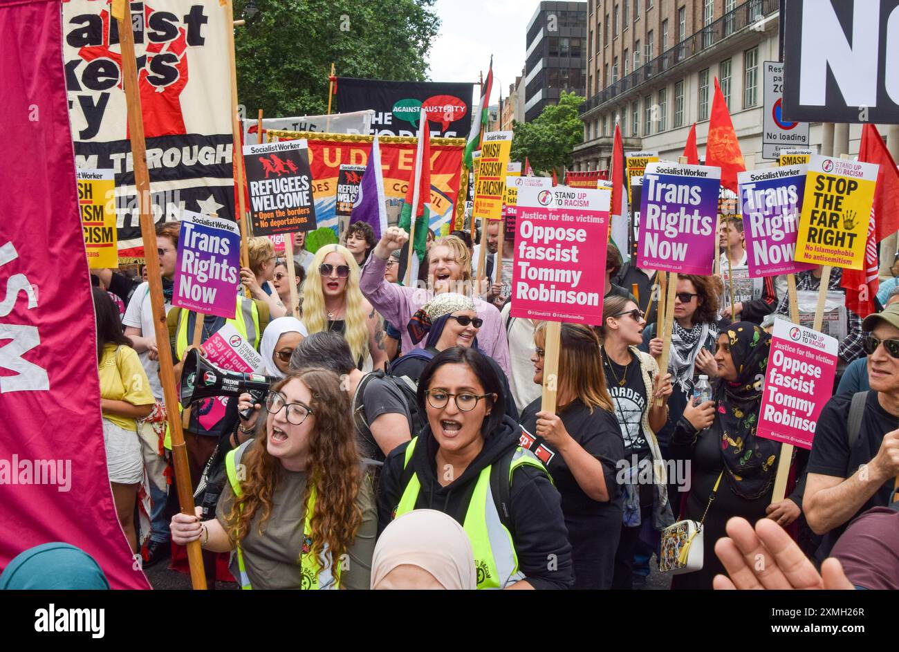 London, Großbritannien. Juli 2024. Die Demonstranten halten die Plakate „Opposit Faschist Tommy Robinson“ und „Stop the extreme right“. Im Zentrum Londons marschierten Menschenmassen aus Protest gegen Rassismus und die Rechtsextremen, als rechtsextreme Demonstranten, angeführt vom umstrittenen Aktivisten Tommy Robinson, ihren eigenen marsch und ihre Kundgebung veranstalteten. (Foto: Vuk Valcic/SOPA Images/SIPA USA) Credit: SIPA USA/Alamy Live News Stockfoto