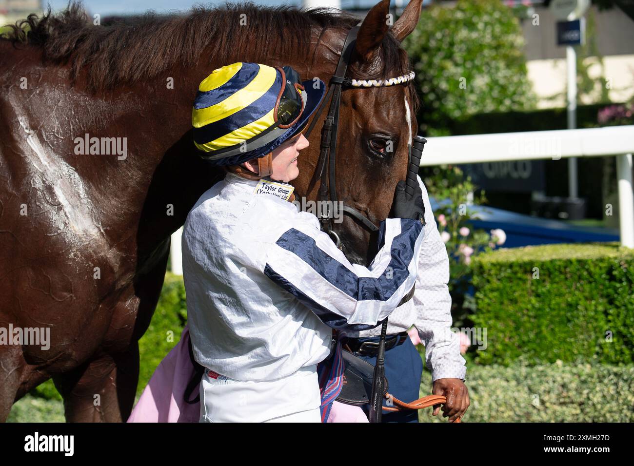 Ascot, Berkshire, Großbritannien. Juli 2024. Horse Albasheer, geritten von Jockey Hollie Doyle, gewinnt die Whispering Angel Handicap Stakes beim QIPCO King George Day auf der Ascot Racecourse in Berkshire. Eigentümer Taylors' Bloodstock Ltd, Trainer Archie Watson, Upper Lambourn, Breeder Shadwell Estate Company Ltd, Sponsor Taylor Group (Yorkshire) Ltd Quelle: Maureen McLean/Alamy Live News Stockfoto