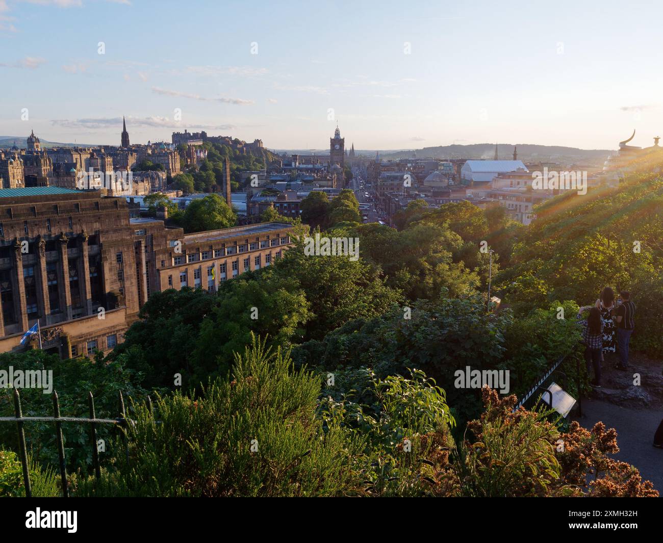 St. Andrews House, Hauptsitz der Scottisg-Regierung und der Stadt Edinburgh mit Balmoral Hotel Clock Tower, Hauptstadt Schottlands, 27. Juli 2024 Stockfoto St. Andrews House, Hauptsitz der Scottisg-Regierung und der Stadt Edinburgh mit Balmoral Hotel Clock Tower, Hauptstadt Schottlands, 27. Juli 2024 Stockfoto