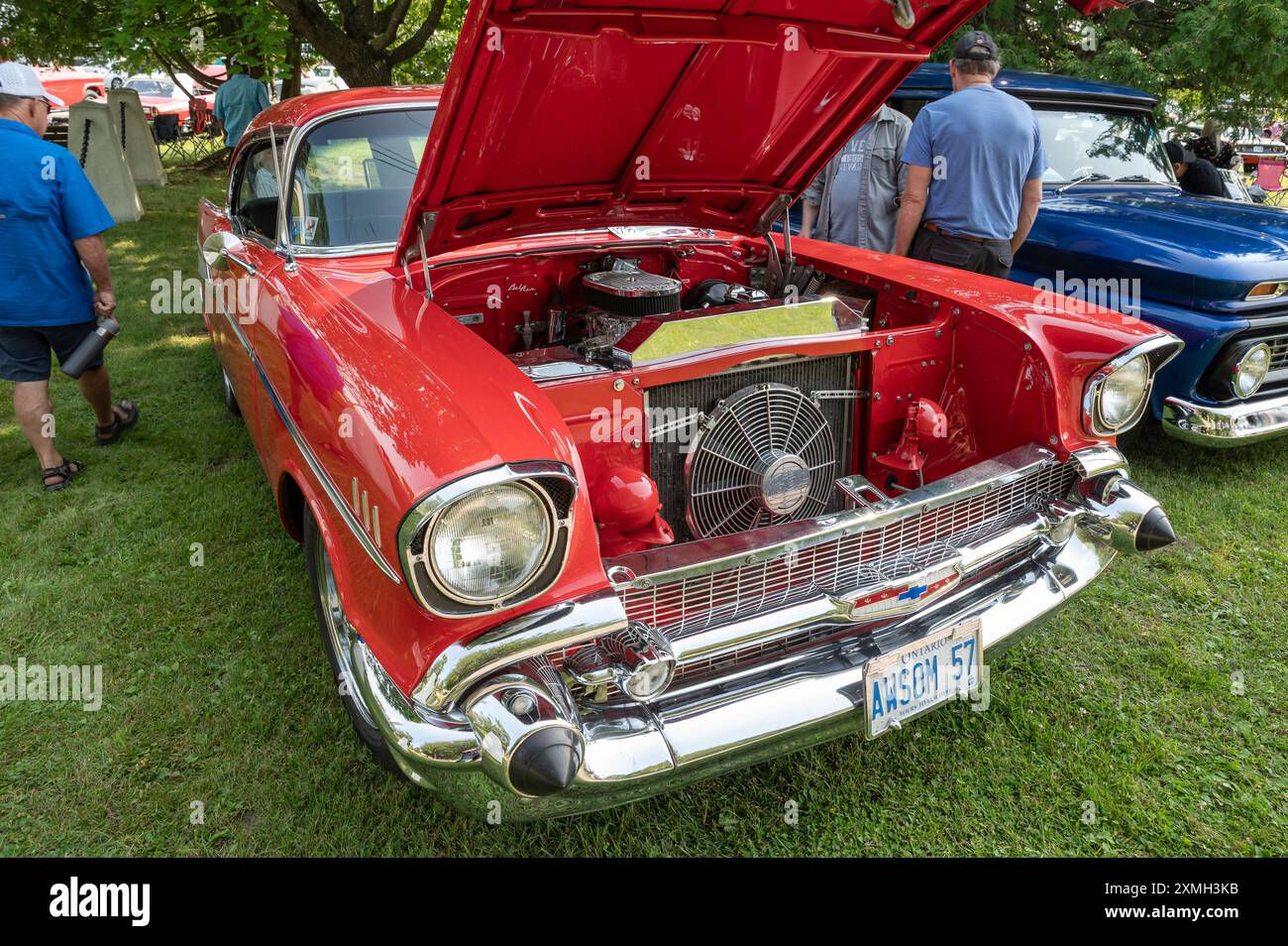 Hilton Beach, Ontario, Kanada - 27. Juli 2024: Bright Red 1957 Chevrolet Belair auf der Classic Car Show. Stockfoto