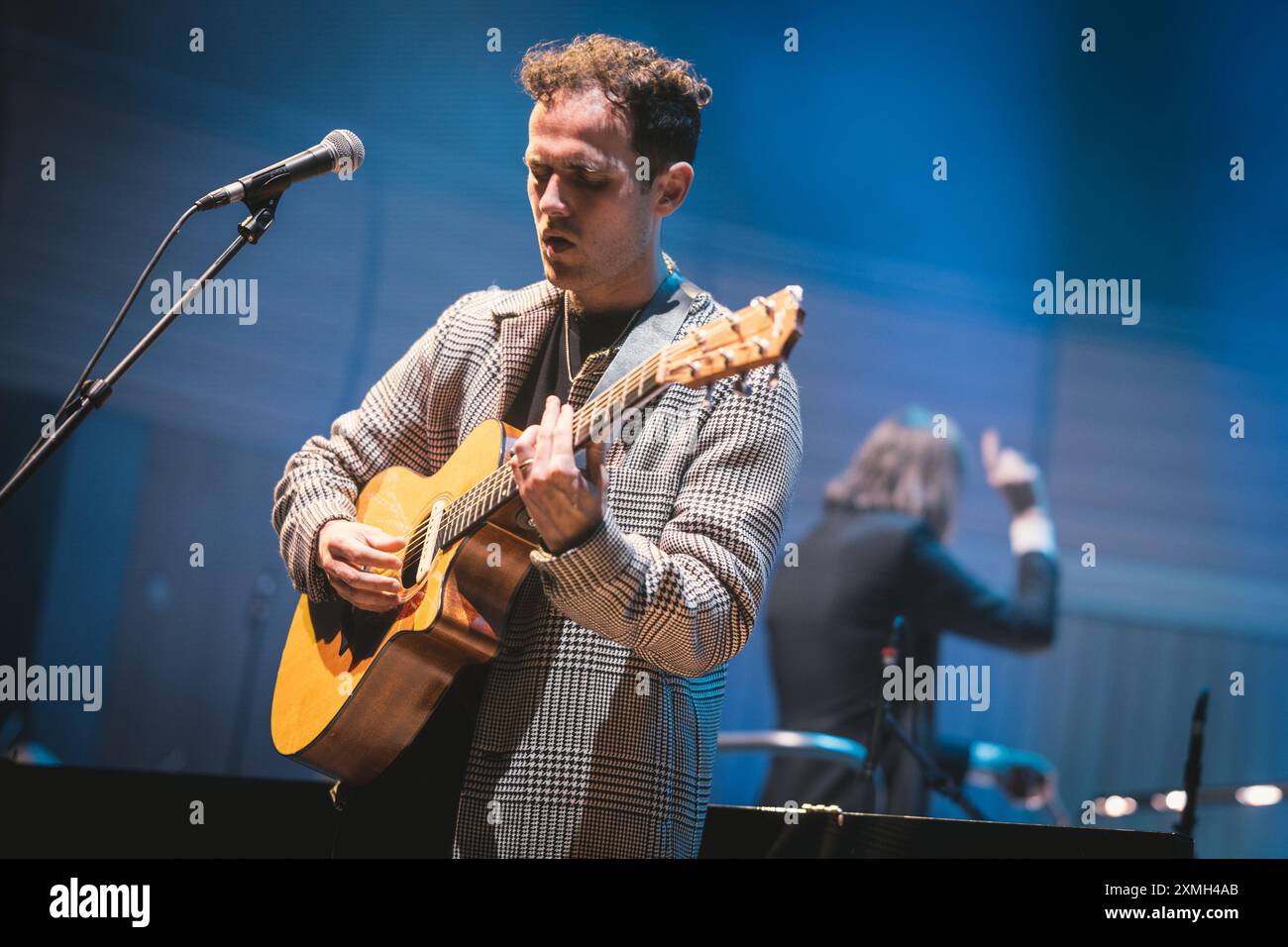 28. Juli 2024: Jordan Rakei Peforms mit Royal Northern Sinfonia im Rahmen der BBC Proms 2024 im Glasshouse International Centre for Music in Gateshead. Foto: Thomas Jackson / Alamy Live News Stockfoto