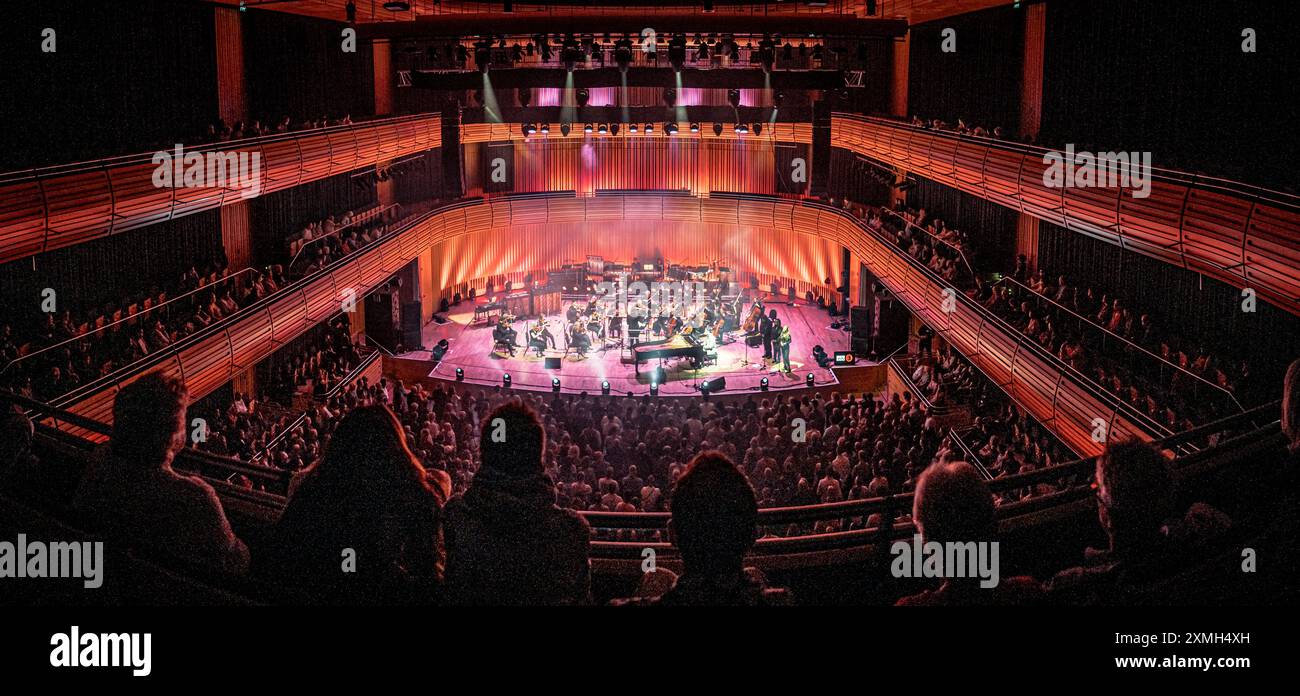28. Juli 2024: Jordan Rakei Peforms mit Royal Northern Sinfonia im Rahmen der BBC Proms 2024 im Glasshouse International Centre for Music in Gateshead. Foto: Thomas Jackson / Alamy Live News Stockfoto