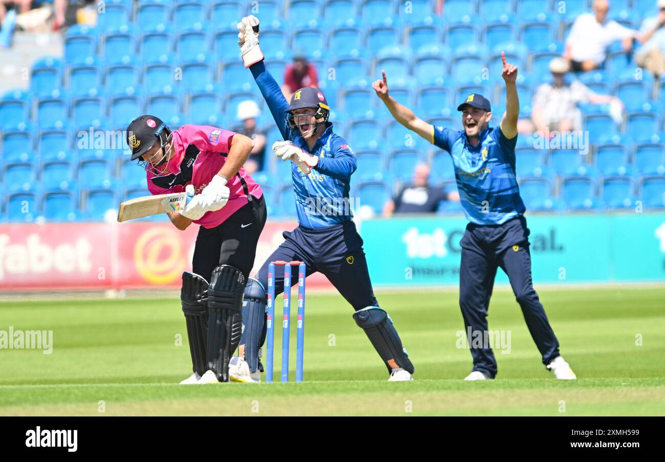 Hove UK 28. Juli 2024 - Ari Karvelas von Sussex Sharks ist für 9 Runs beim Metro Bank One Day Cup Cricket Match zwischen Sussex Sharks und Warwickshire auf dem 1. Central County Ground in Hove: Credit Simon Dack /TPI/ Alamy Live News Stockfoto