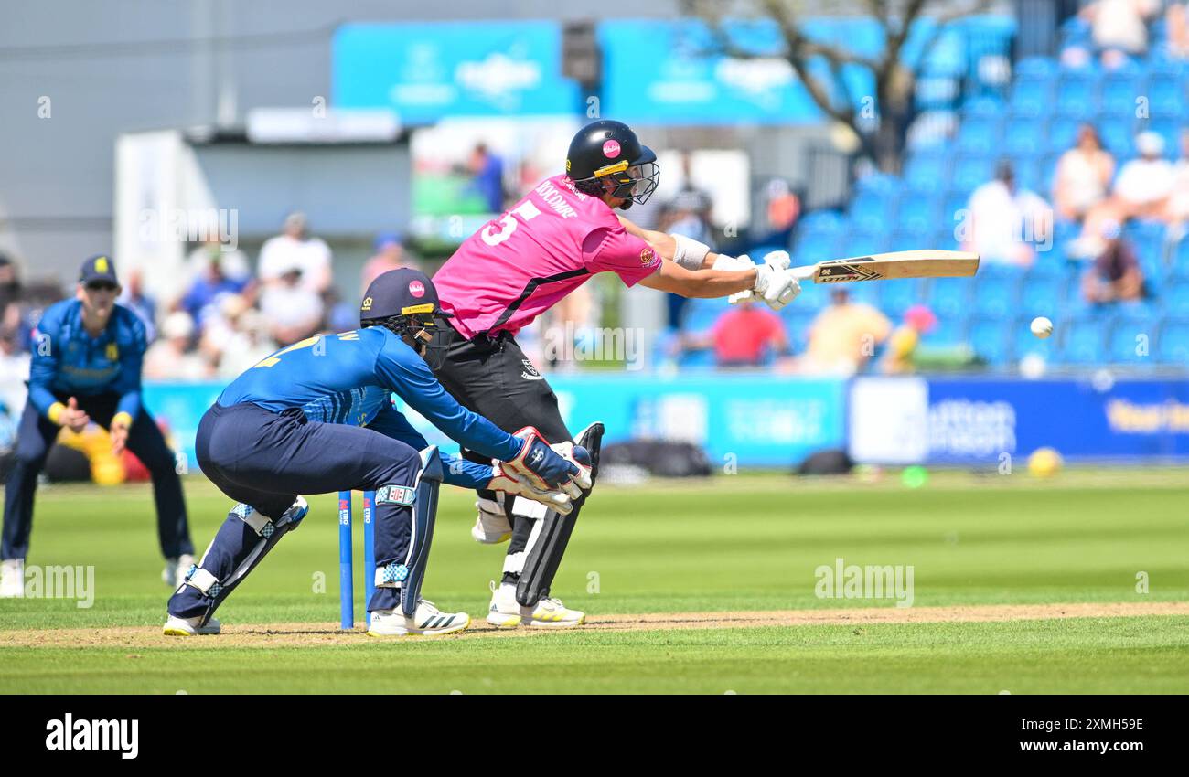 Hove UK 28. Juli 2024 - Henry Crocombe von Sussex Sharks muss sich während des Metro Bank One Day Cup Cricket Matches zwischen Sussex Sharks und Warwickshire auf dem 1. Central County Ground in Hove für einen Ball Strecken: Credit Simon Dack /TPI/ Alamy Live News Stockfoto