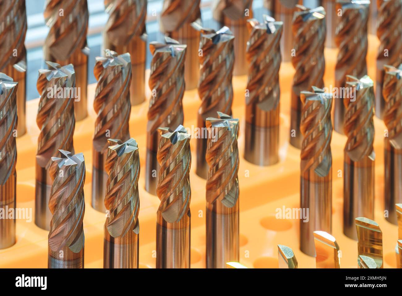 Mehrreihige Fräsbohrmaschine CNC-Metallbearbeitungsmaschine. Das Konzept der Präzision und Detailgenauigkeit der industriellen Metallbearbeitung bac Stockfoto