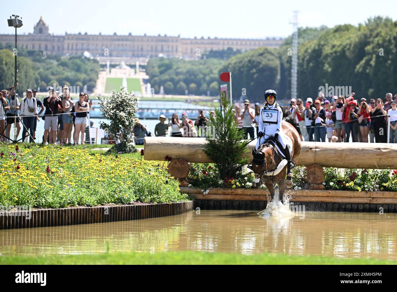 Juli 2024; Olympische Spiele in Paris, Paris, Frankreich, Tag 3; im Schloss Versailles springt Laura Collett aus Großbritannien während des Cross Country vor dem Schloss versalles ins Wasser Stockfoto